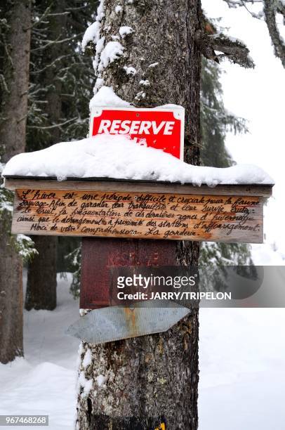 Haute-Savoie Pays du Mont-Blanc, environs de Mege?ve, vers Le Planay, panneau d'information pour la protection de la faune sauvage//France,...