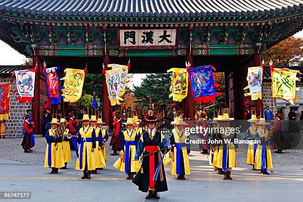 guards at palace - 徳寿宮 ストックフォトと画像