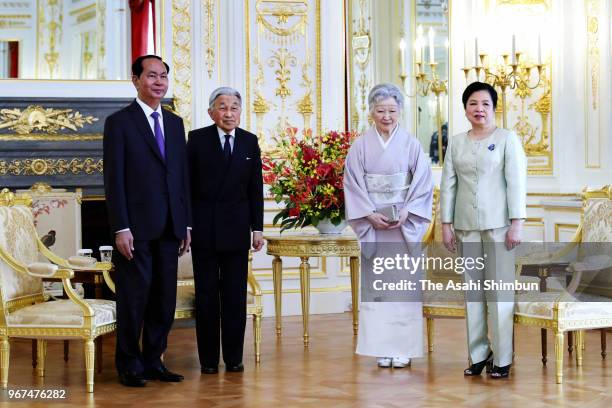 Vietnamese President Tran Dai Quang and his wife Nguyen Thi Hien pose for photographs with Emperor Akihito and Empress Michiko during their meeting...