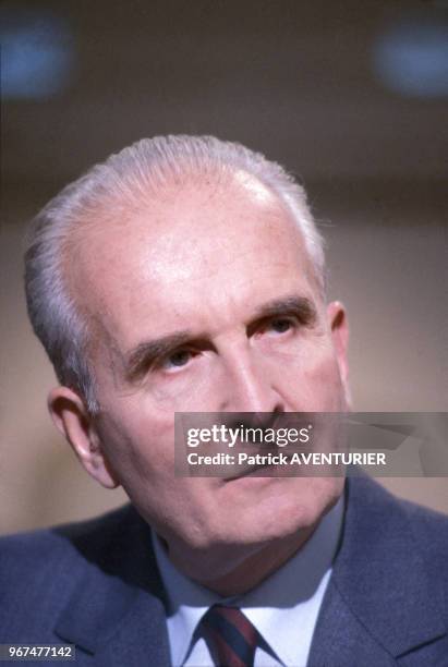 Bernard Tricot rend son rapport sur l'Affaire du Rainbow Warrior le 26 août 1985 à Paris, France.