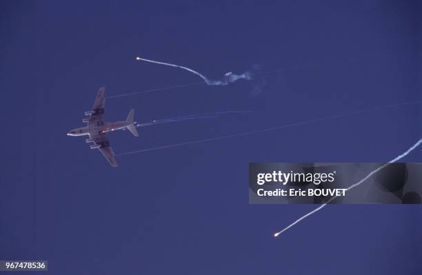 Un avion de chasse soviétique est bombardé, circa 1988 près de Kaboul, Afghanistan.