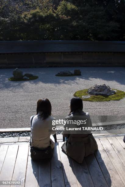 Sea of sand and tourists in the Ryoanji temple .