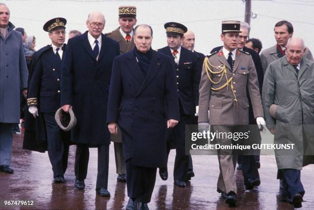 François Mitterrand visite le camp de concentration de Struthof en Alsace, avec au second plan le conseiller du président de la République François...