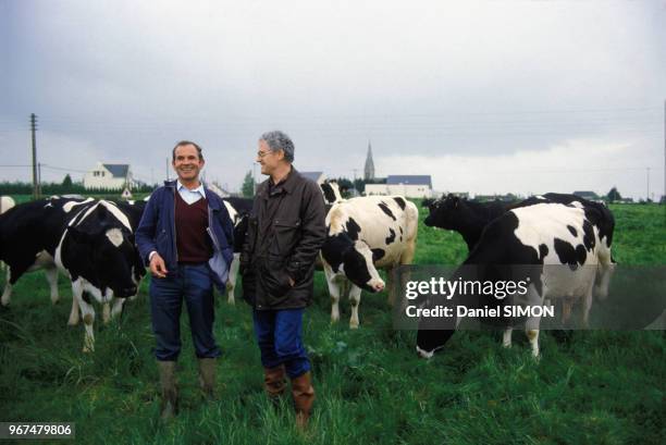 Lionel Jospin lors d'un déplacement dans l'ouest s'entretient avec un éleveur le 17 mai 1984, France.