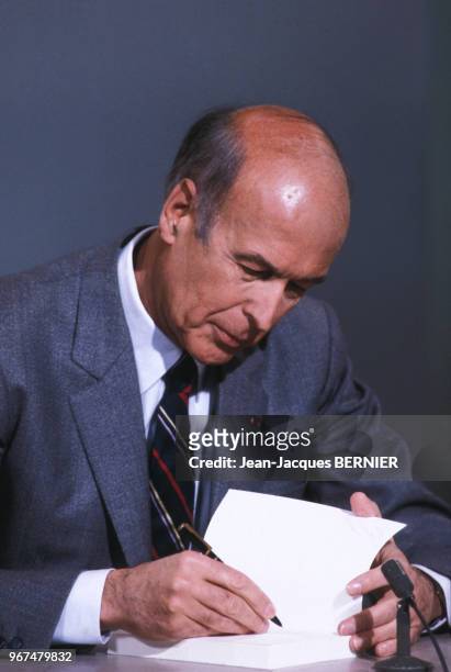 Valéry Giscard d'Estaing dédicace un livre sur le plateau de TF1 le 22 mars 1984 à Paris, France.