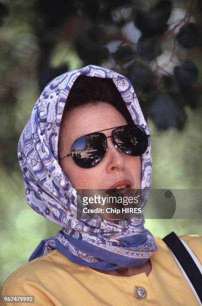 Portrait de la Princesse Anne la tête recouverte d'un foulard le 17 juillet 1993 en Ouzbékistan.