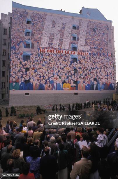 Dévoilement de la fresque murale réalisée par la radio RTL 'Le mur du 20ème siècle' 23 juin 1988, à Paris, France.