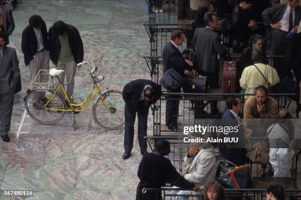 La plus grande carte du monde dans le hall de la Gare de l'Est, 13 juin 1990, pour l'anniversaire de la société IGN à Paris, France.