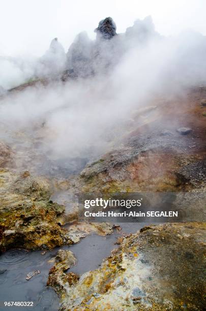 Sources chaudes, dans la vallée de Reykjadalur, zone géothermale de Hveragerdi, dans la région du Sudurland en Islande.