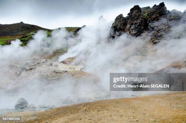 Sources chaudes, dans la vallée de Reykjadalur, zone géothermale de Hveragerdi, dans la région du Sudurland en Islande.