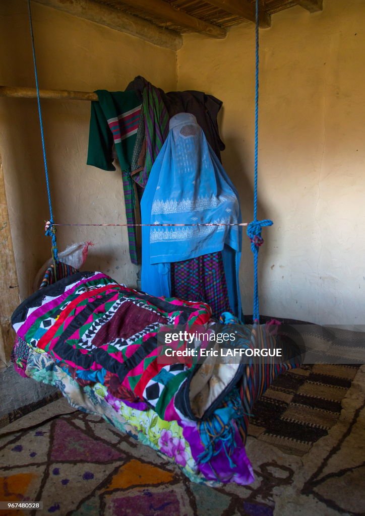 Femme afghane devant un berceau