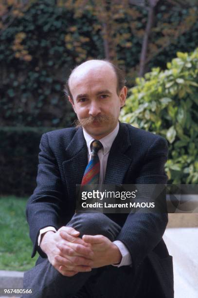 Portrait de Claude Malhuret, secrétaire d'État chargé des Affaires étrangères et des Droits de l'homme, le 28 avril 1986 à Paris, France.
