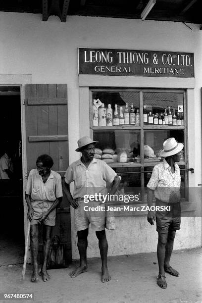 Scène de rue à Victoria le 24 aout 1976, sur l'île de Mahé, principale île de l'archipel des Seychelles dans l'Océan Indien.