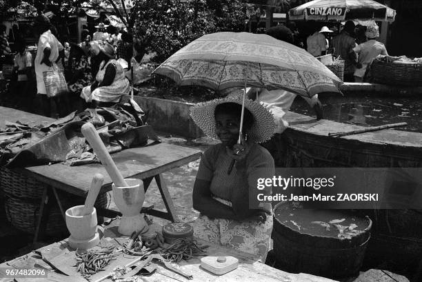 Scène de vie quotidienne sur le marché de Victoria, sur l'île de Mahé, principale île de l'archipel des Seychelles dans l'océan Indien, le 24 août...