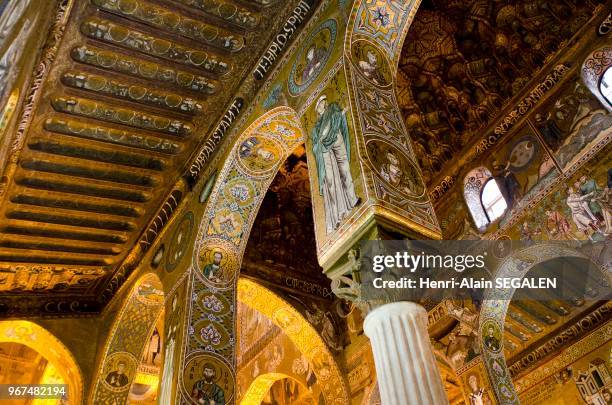 Mosaïques byzantines et plafond à caissons de bois de la chapelle Palatine, à Palerme. Palais des Normands.