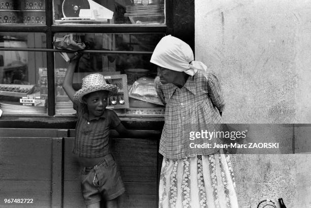 Scène de rue à Victoria le 24 aout 1976, sur l'île de Mahé, principale île de l'archipel des Seychelles dans l'Océan Indien.