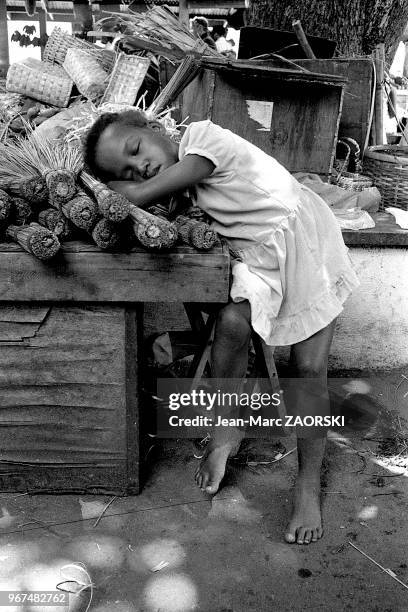 Scène de vie quotidienne sur le marché de Victoria, sur l'île de Mahé, principale île de l'archipel des Seychelles dans l'océan Indien, le 24 août...