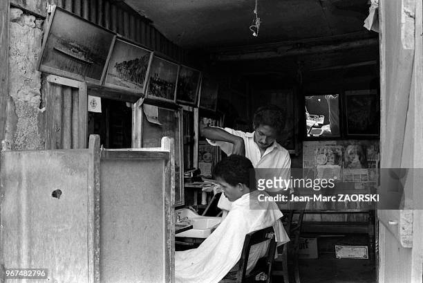 Le salon d'un coiffeur, sur l'île de Mahé, principale île de l'archipel des Seychelles dans l'océan Indien, à Victoria qui en est la capitale, le 24...