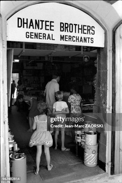 Scène de rue à Victoria le 24 aout 1976, sur l'île de Mahé, principale île de l'archipel des Seychelles dans l'Océan Indien.