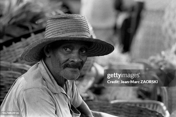 Scène de vie quotidienne sur le marché de Victoria, sur l'île de Mahé, principale île de l'archipel des Seychelles dans l'océan Indien, le 24 août...