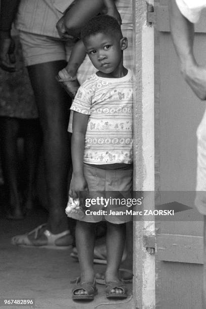 Scène de rue à Victoria le 24 aout 1976, sur l'île de Mahé, principale île de l'archipel des Seychelles dans l'Océan Indien.