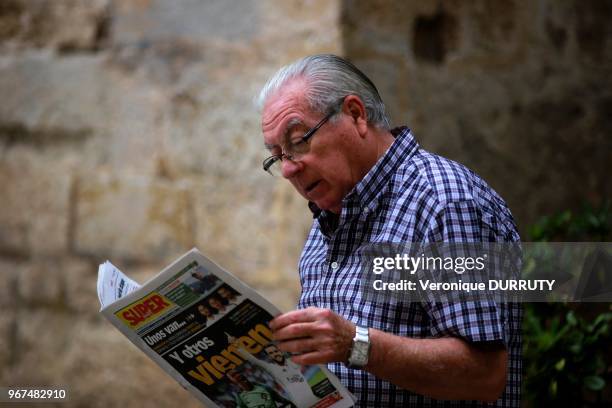 Vieil homme lisant son journal, 14 juillet 2016, Valence, Espagne.