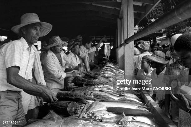 Scène de vie quotidienne sur le marché de Victoria, sur l'île de Mahé, principale île de l'archipel des Seychelles dans l'océan Indien, le 24 août...