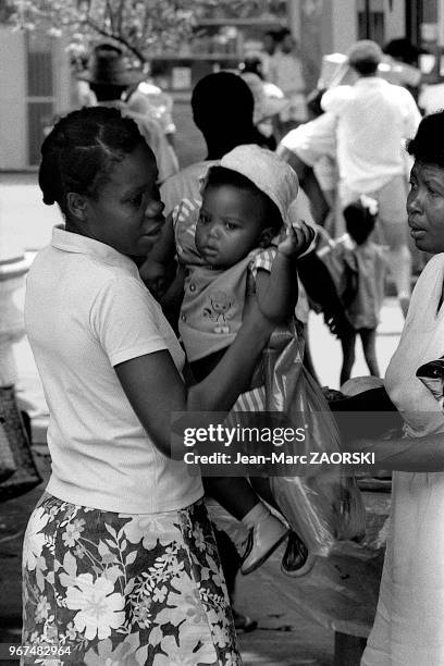 Scène de rue à Victoria le 24 aout 1976, sur l'île de Mahé, principale île de l'archipel des Seychelles dans l'Océan Indien.