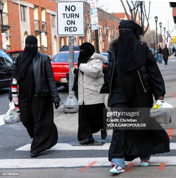 Femmes en burqa dans marchant dans South-Street, 21 mars 2008, Philadelphie, Pennsylvanie, Etats-Unis d'Amérique.