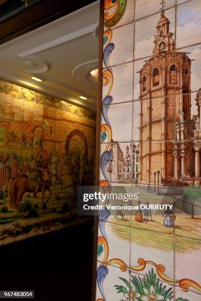 Azulejos représentant la cathédrale Sainte-Marie, décorant la devanture d'une boutique de la vieille ville, 14 juillet 2016, Valence, Espagne.