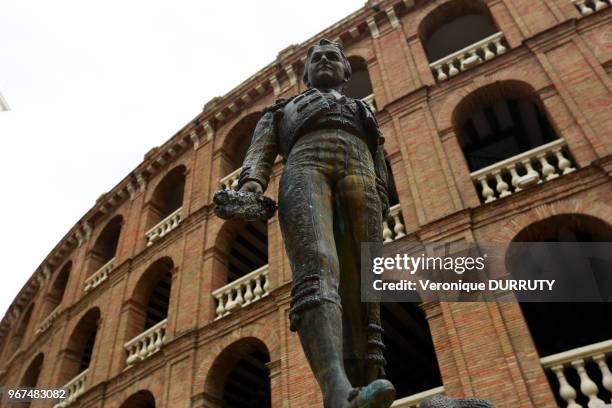 Arènes de Valence avec la statue du torero Manolol, 14 juillet 2016, Valence, Espagne.