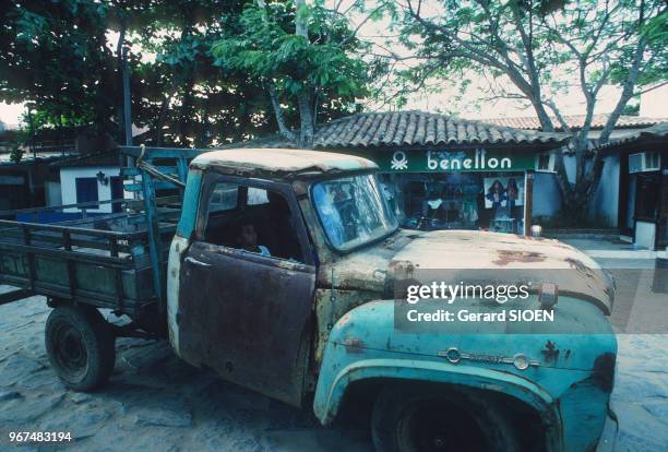 Brésil, état de Rio de Janeiro, station balnéaire de Buzios, vieille voiture//Brazil, state of Rio de Janeiro, seaside resort of Buzios, an old car,...