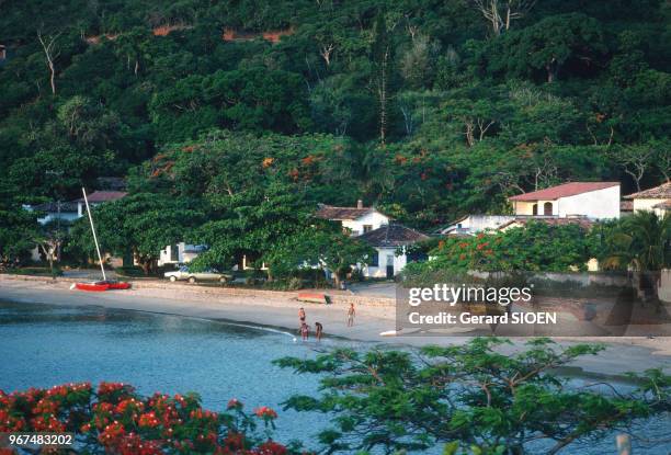 Brésil, état de Rio de Janeiro, plage de Azcda à Buzios//Brazil, state of Rio de Janeiro, the bay of the seaside resort of Buzios, circa 1980.