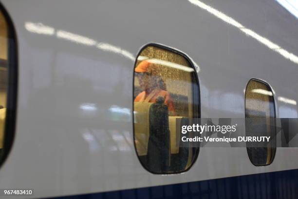 Employée nettoyant le Shinkansen, le 14 janvier 2013, gare de Tokyo, Japon.