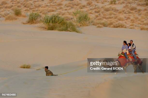 Inde, Rajasthan, region du Marwar, Jaisalmer, festival du Desert à Sam Sand Dunes, promenade en dromadaire dans les dunes. India, Rajasthan, Marwar...