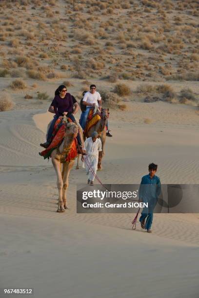 Inde, Rajasthan, region du Marwar, Jaisalmer, festival du Desert à Sam Sand Dunes, promenade en dromadaire dans les dunes. India, Rajasthan, Marwar...