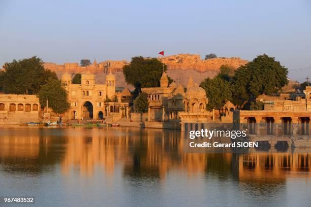 Inde, Rajasthan, region du Marwar, Jaisalmer, le lac Gadi Sagar et ses temples, au fond la Citadelle//India, Rajasthan, Marwar region, Jaisalmer,...