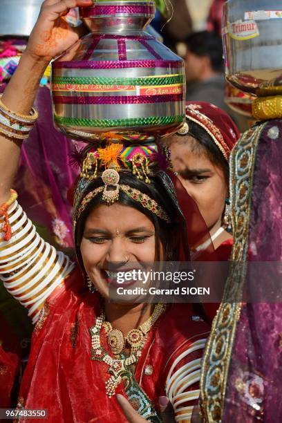 Inde, Rajasthan, region du Marwar, Jaisalmer, festival du Desert, ceremonie de la procession, portrait de jeune femme//India, Rajasthan, Marwar...