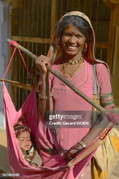 Inde, Rajasthan, region du Marwar, Jaisalmer, femme et son enfant. India, Rajasthan, Marwar region, Jaisalmer, woman and her child.