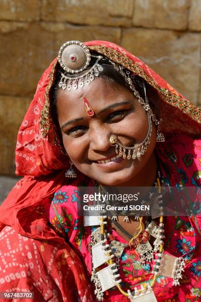 Inde, Rajasthan, region du Marwar, Jaisalmer, jeune femme vendant des bijoux en argent dans la citadelle. India, Rajasthan, Marwar region, Jaisalmer,...