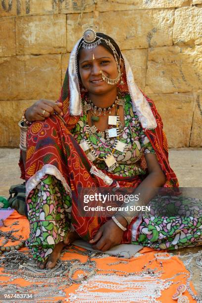 Inde, Rajasthan, region du Marwar, Jaisalmer, jeune femme vendant des bijoux en argent dans la citadelle//India, Rajasthan, Marwar region, Jaisalmer,...