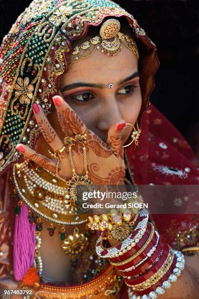 Inde, Rajasthan, region du Marwar, Jaisalmer, festival du Desert, portrait de jeune femme en costume traditionnel//India, Rajasthan, Marwar region,...