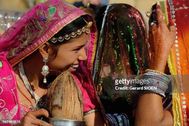 Inde, Rajasthan, region du Marwar, Jaisalmer, festival du Desert, ceremonie de la procession, portrait de jeune femme//India, Rajasthan, Marwar...