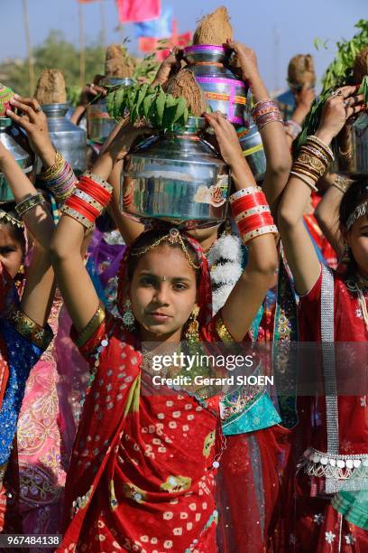 Inde, Rajasthan, region du Marwar, Jaisalmer, festival du Desert, ceremonie de la procession, portrait de jeune femme//India, Rajasthan, Marwar...