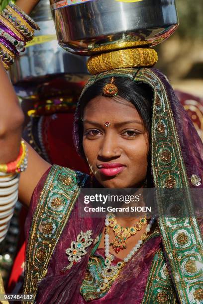 Inde, Rajasthan, region du Marwar, Jaisalmer, festival du Desert, ceremonie de la procession, portrait de jeune femme//India, Rajasthan, Marwar...