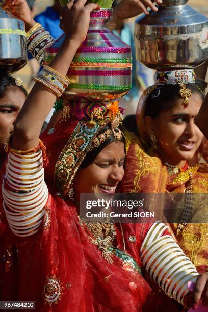 Inde, Rajasthan, region du Marwar, Jaisalmer, festival du Desert, ceremonie de la procession, portrait de jeune femme//India, Rajasthan, Marwar...