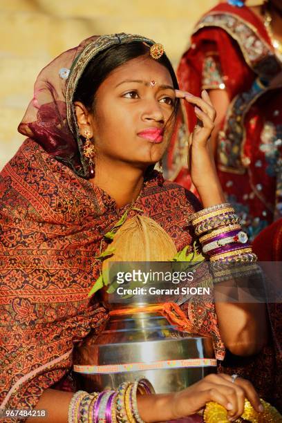 Inde, Rajasthan, region du Marwar, Jaisalmer, festival du Desert, ceremonie de la procession de jeunes femmes//India, Rajasthan, Marwar region,...
