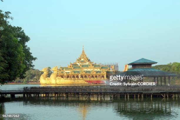 Myanmar , état de Yangon, Yangon, bateau royal, Barque royale du lac Kandawgyi. Myanmar, Yangon State, Yangon, Royal boat, Kandawgyi Park.