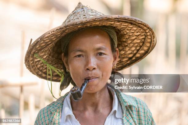Myanmar , province de Rakhine, région de Mrauk-U, village de Pan Ba, femme de la tribu des Chin fume la pipe. Myanmar, Rakhine State, Mrauk U region,...