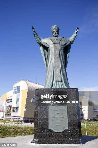 Federation de Russie, District autonome de Chukotka, ville d' Anadyr, Statue en bronze de Saint Nicholas, le plus grand monument au monde dedie a...